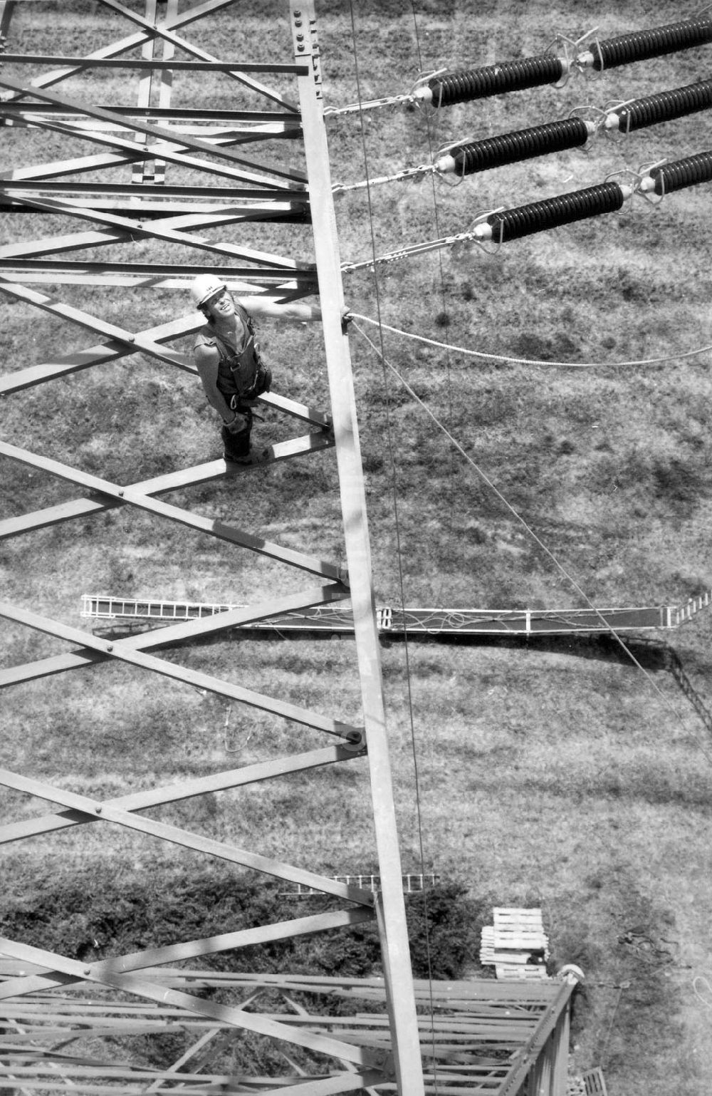 Wolmirstedt: Montage an Stromleitungen in Nähe des Wolmirstedters Umspannwerkes 02.06.1992