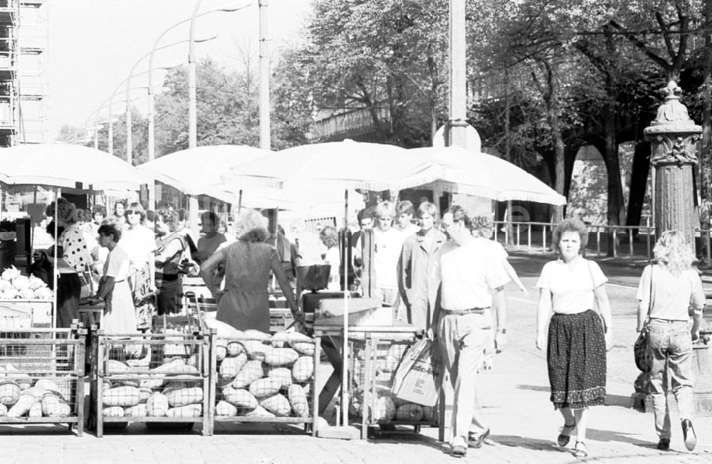 DDR-Bildarchiv: Berlin-Schönhauser Allee - Motive Einkaufsbummel Schönhauser Allee 19.09.89 Foto: Grahn Umschlagnummer: 1076