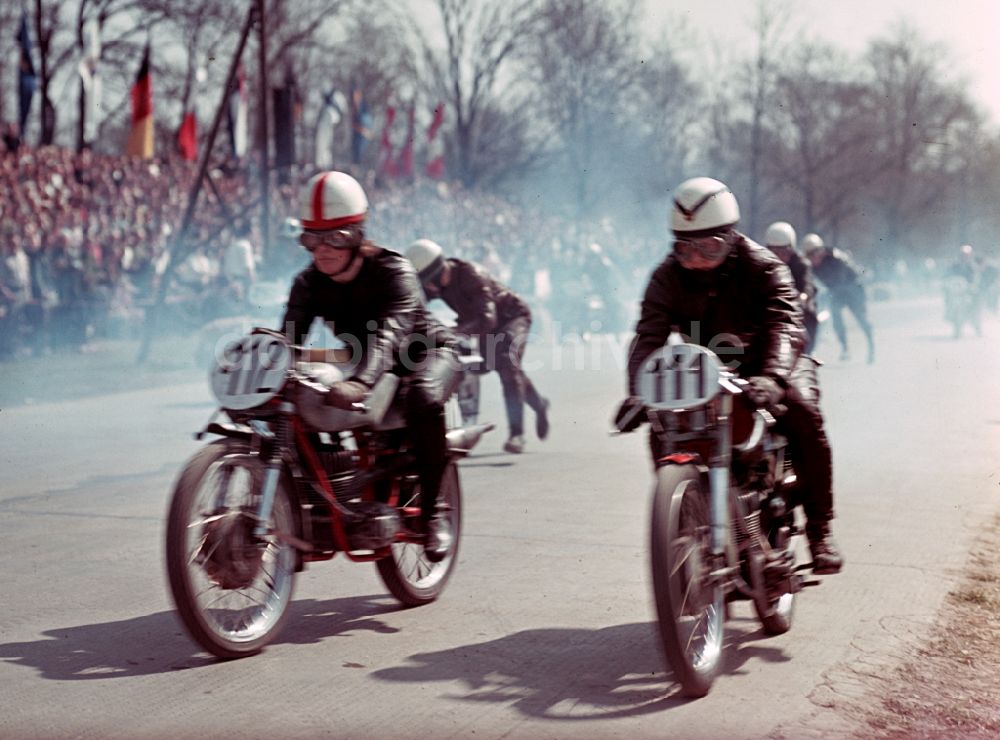 DDR-Bildarchiv: Hohenstein-Ernstthal - Motorradrennen auf dem Sachsenring in Hohenstein-Ernstthal in der DDR