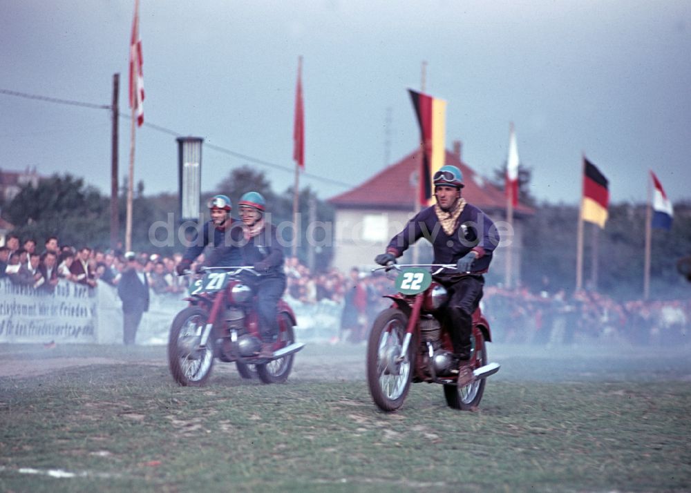 DDR-Fotoarchiv: Hohenstein-Ernstthal - Motorradrennen auf dem Sachsenring in Hohenstein-Ernstthal in der DDR