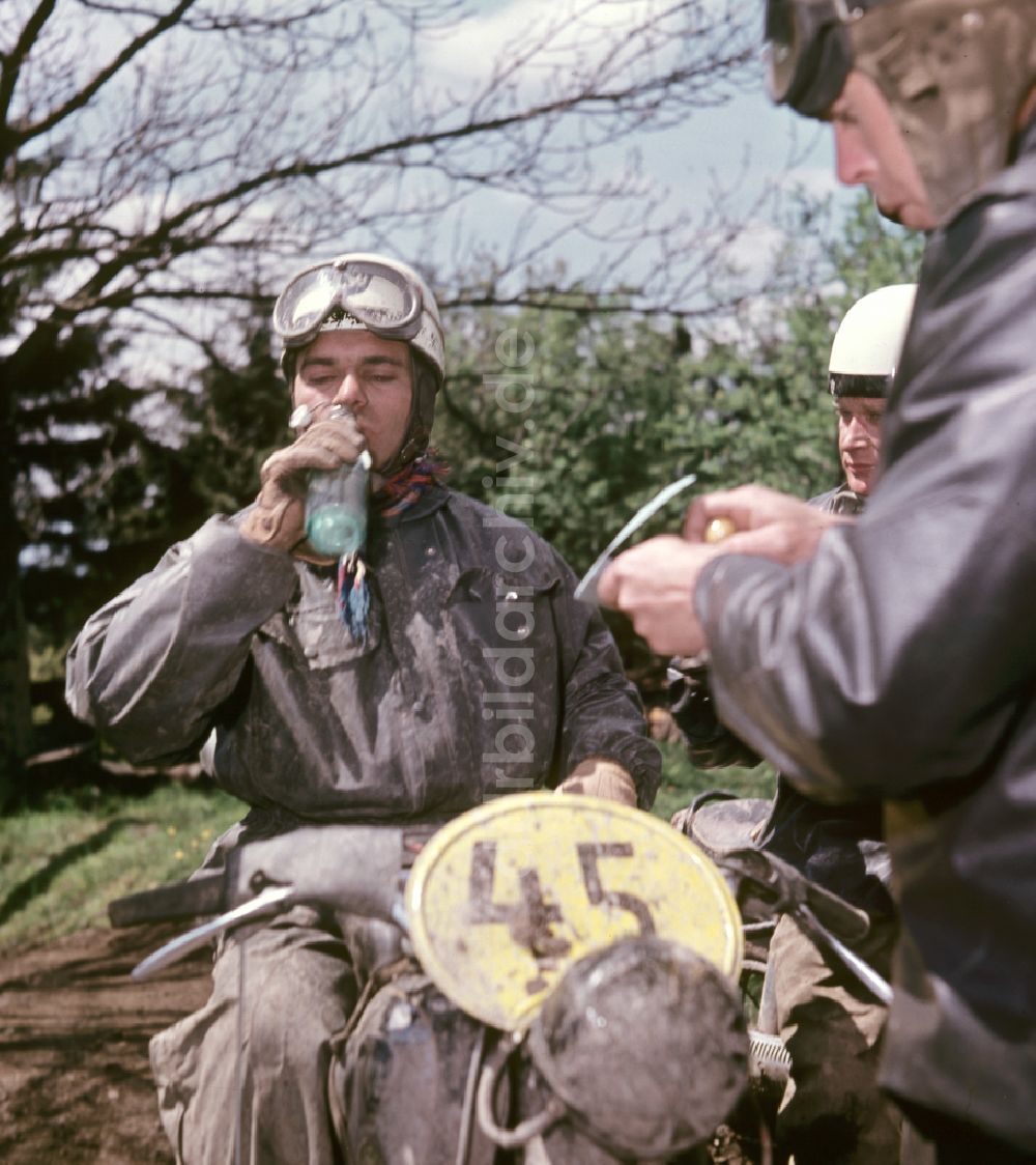 DDR-Bildarchiv: Hohenstein-Ernstthal - Motorradrennen auf dem Sachsenring in Hohenstein-Ernstthal in der DDR