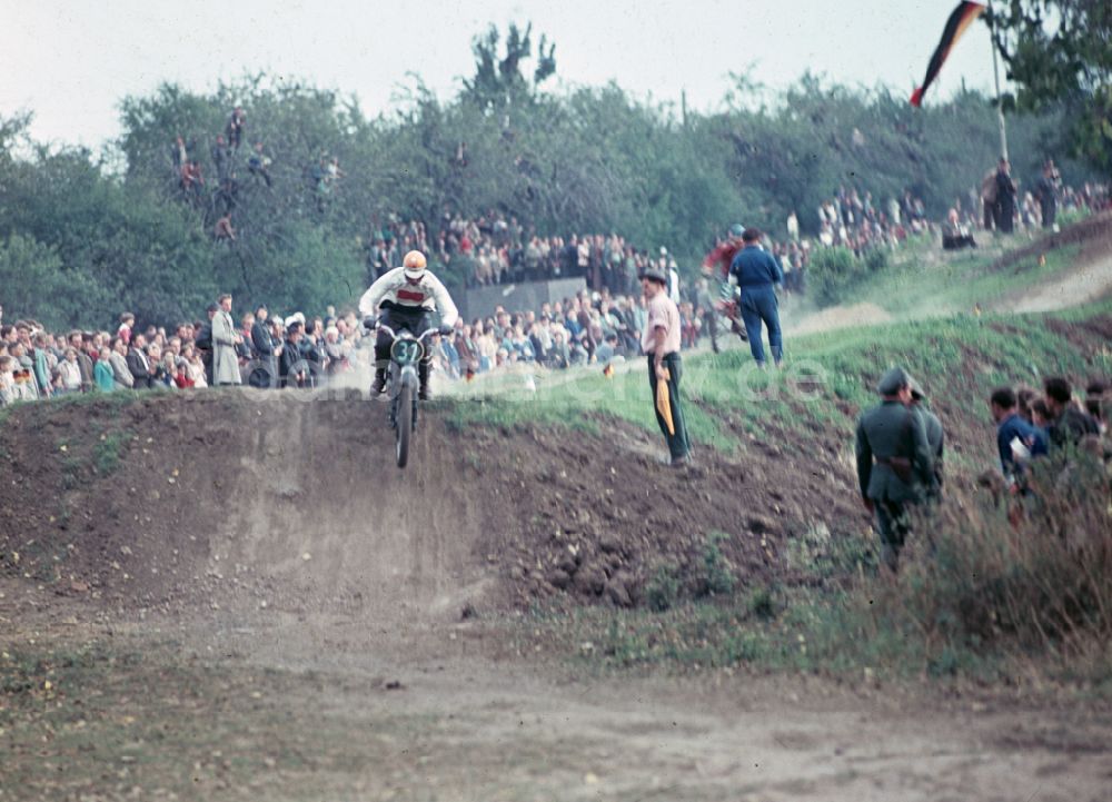 DDR-Fotoarchiv: Hohenstein-Ernstthal - Motorradrennen auf dem Sachsenring in Hohenstein-Ernstthal in der DDR