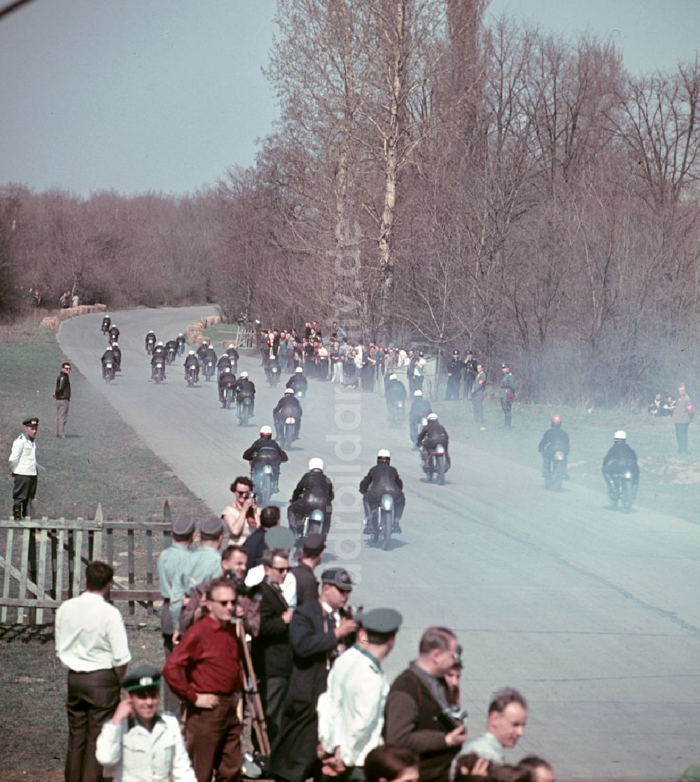 DDR-Fotoarchiv: Hohenstein-Ernstthal - Motorradrennen auf dem Sachsenring in Hohenstein-Ernstthal in der DDR