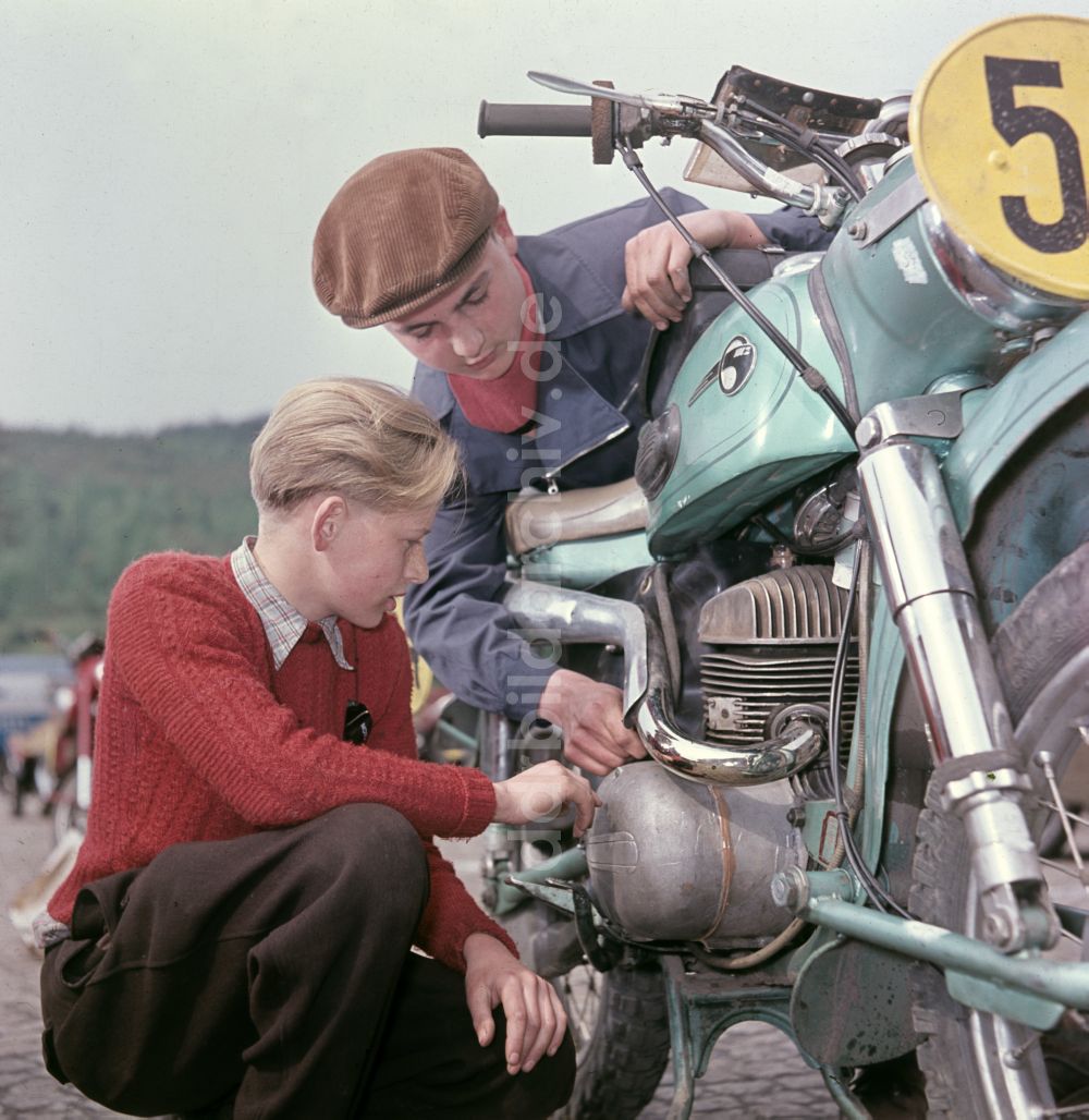 DDR-Bildarchiv: Hohenstein-Ernstthal - Motorradrennen auf dem Sachsenring in Hohenstein-Ernstthal in der DDR