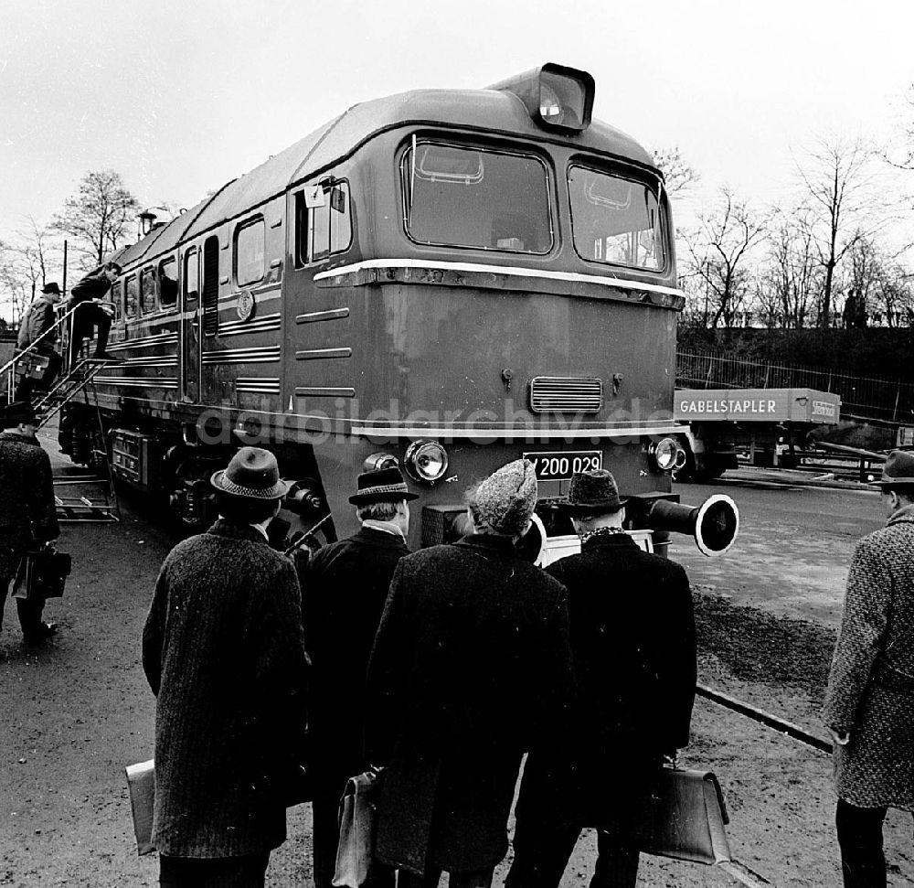 DDR-Fotoarchiv: Leipzig / Sachsen - März 1967 Technische Messe in Leipzig (Sachsen) Sowjetische Diesellok Umschlagnr.: 12 Foto: unbekannt