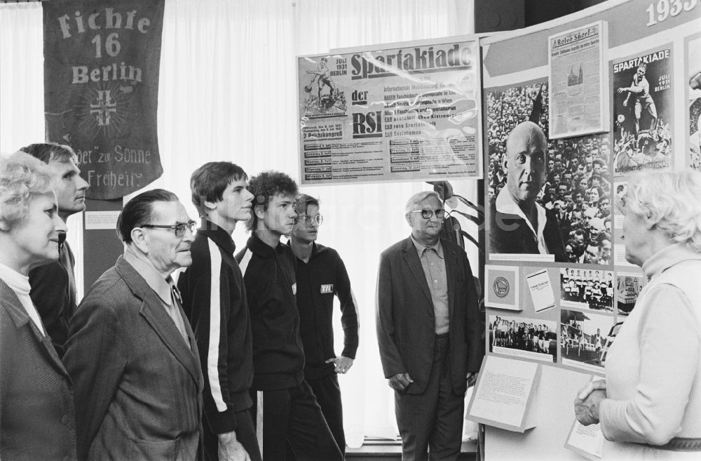 DDR-Fotoarchiv: Berlin - Museumsausstellung Sporthistorische Kabinett im Ortsteil Prenzlauer Berg in Berlin in der DDR