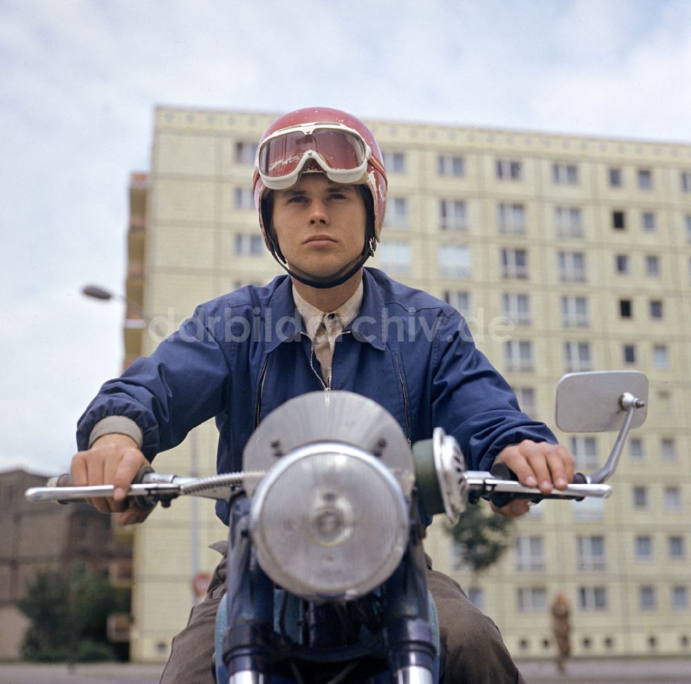 DDR-Bildarchiv: Berlin - MZ - Zweirad- Motorrad in Berlin in der DDR