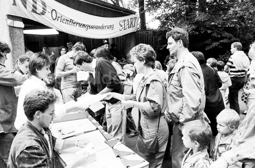 DDR-Fotoarchiv: unbekannt - ND Wanderung 24.09.89 Foto: Grahn Umschlagnummer: 1096