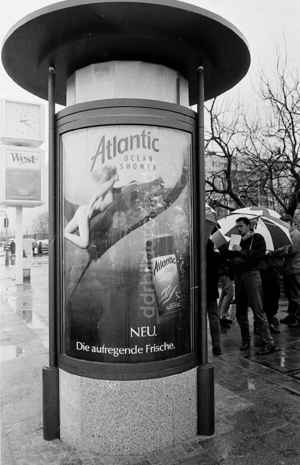 DDR-Bildarchiv: Berlin - 11.02.92 neuartige Littfasssäule in der Leninallee