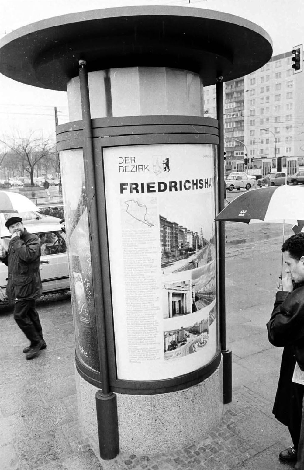 DDR-Fotoarchiv: Berlin - 11.02.92 neuartige Littfasssäule in der Leninallee