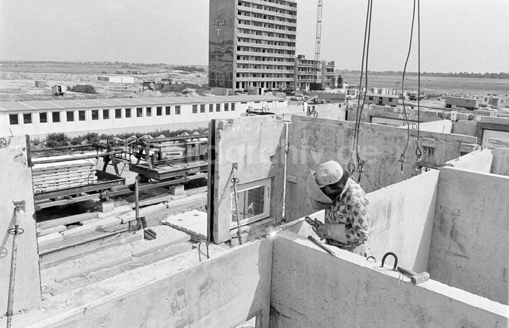 DDR-Bildarchiv: Berlin - Neubau Plattenbau- Wohnsiedlung in Berlin in der DDR