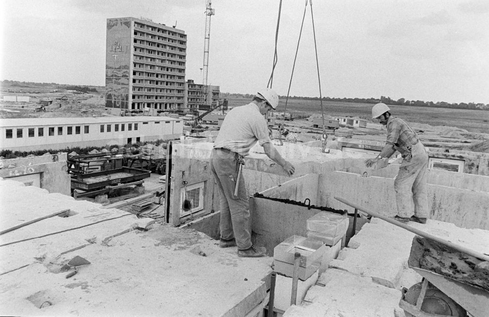 Berlin: Neubau Plattenbau- Wohnsiedlung in Berlin in der DDR