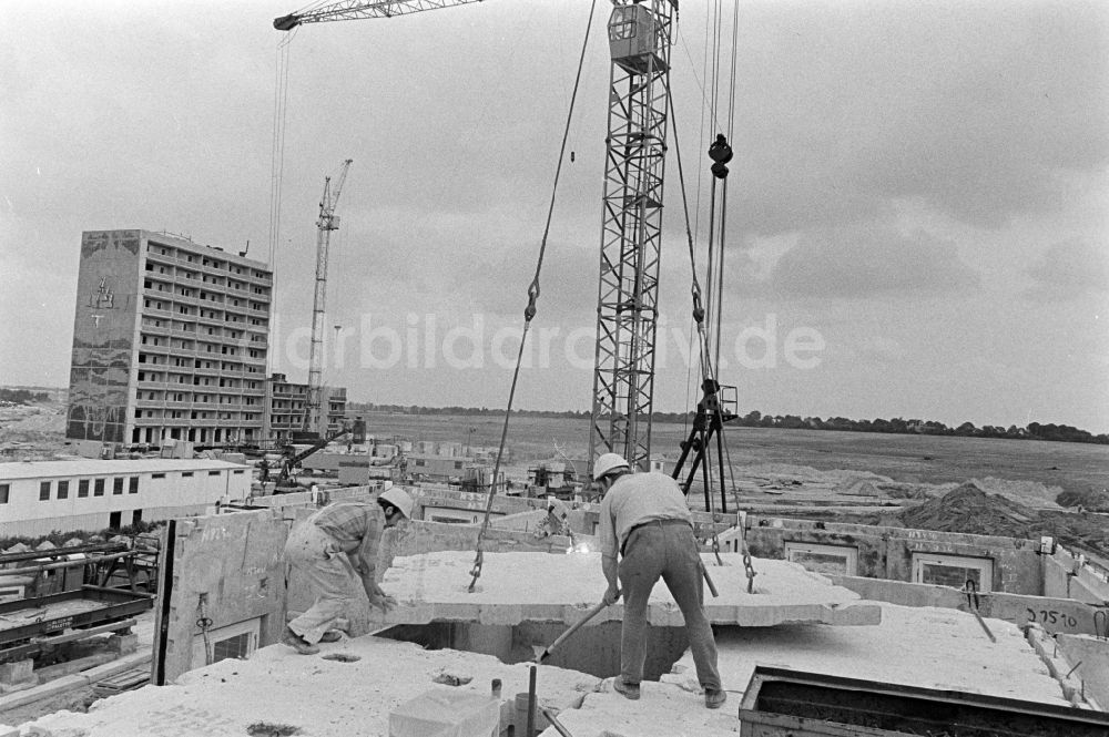 DDR-Bildarchiv: Berlin - Neubau Plattenbau- Wohnsiedlung in Berlin in der DDR