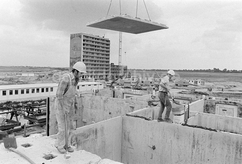 Berlin: Neubau Plattenbau- Wohnsiedlung in Berlin in der DDR