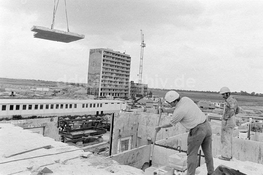 DDR-Bildarchiv: Berlin - Neubau Plattenbau- Wohnsiedlung in Berlin in der DDR