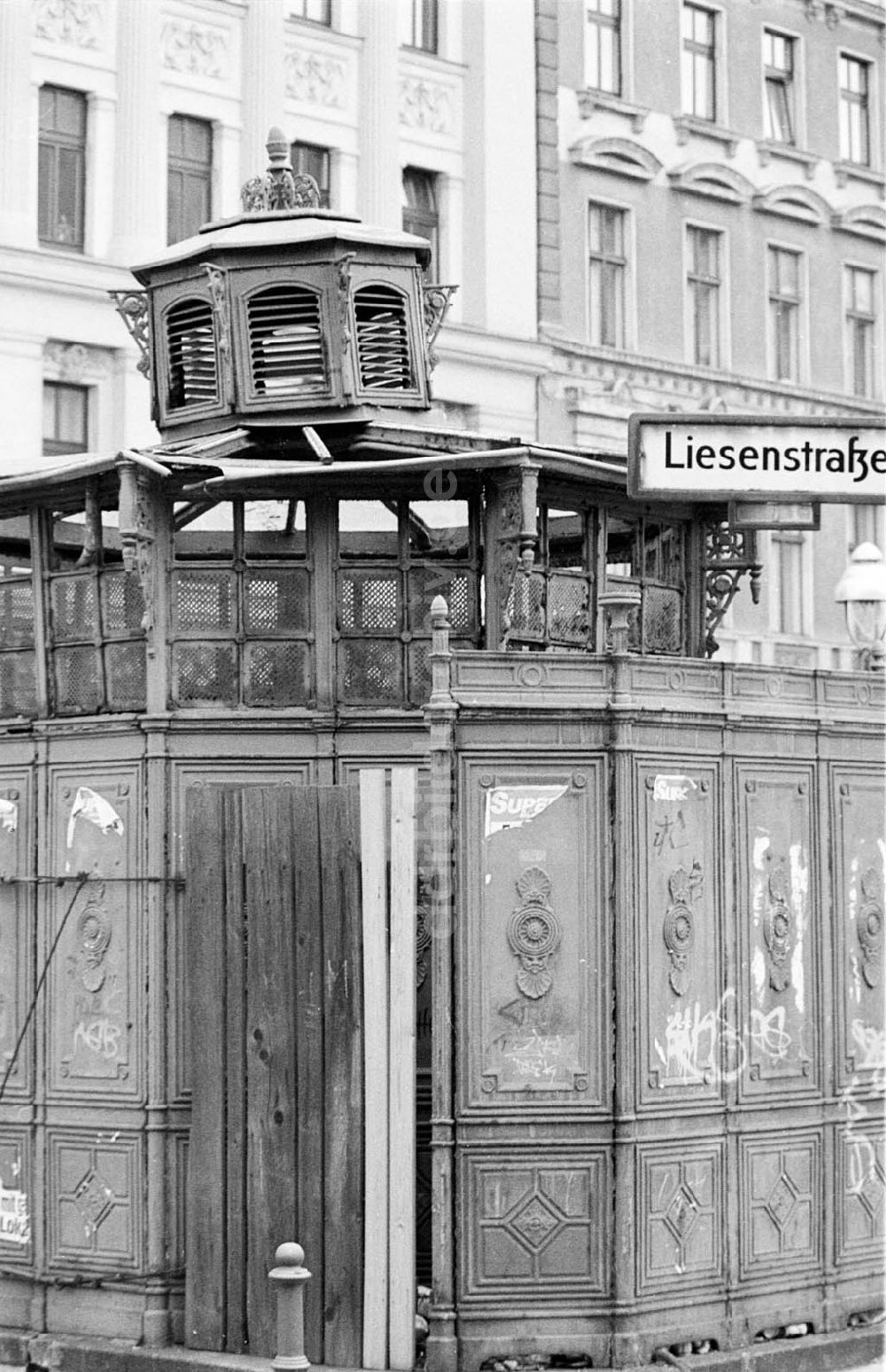 DDR-Fotoarchiv: Berlin - Neue Hochstrasse in Berlin-Wedding, alte WC-Anlage, 30.04.1992