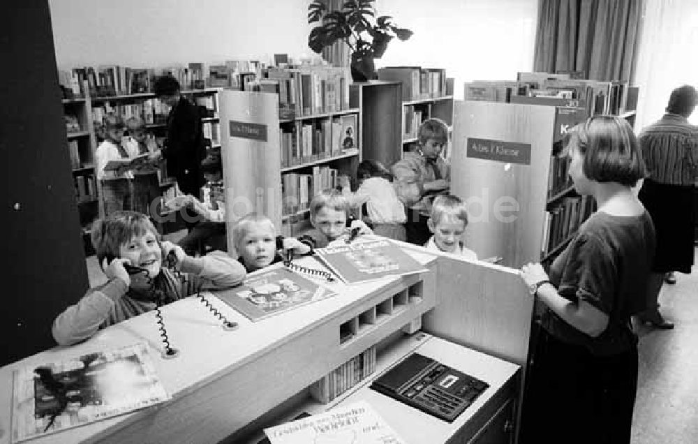 DDR-Fotoarchiv: Berlin - Neue Kinderbibliothek in der Pariser Komune, Kinder tragen Pionier-Tücher. Foto: Winkler