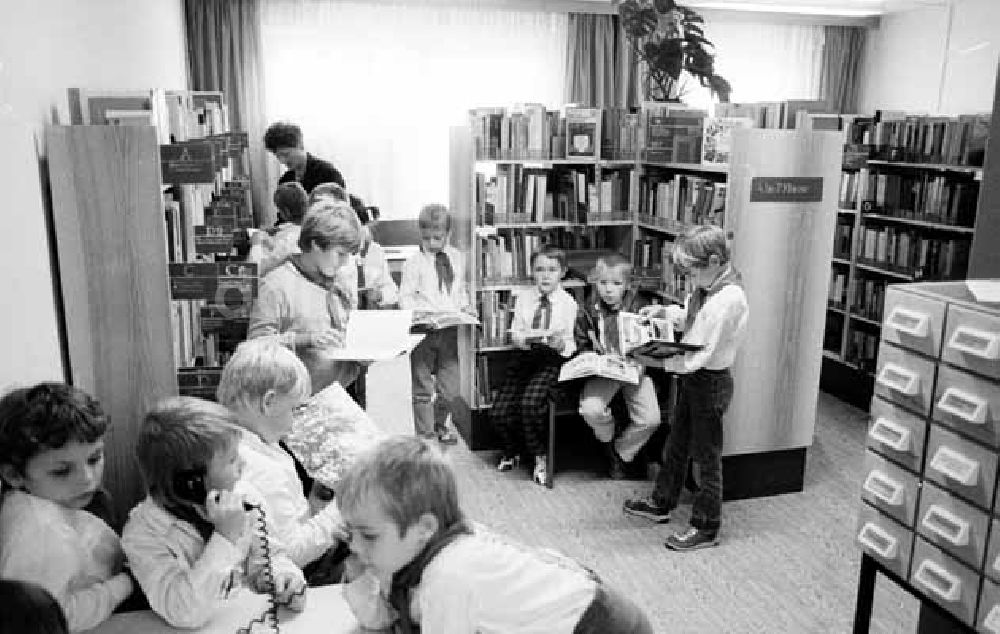 Berlin: Neue Kinderbibliothek in der Pariser Komune, Kinder tragen Pionier-Tücher. Foto: Winkler