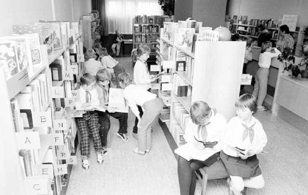 DDR-Fotoarchiv: Berlin - Neue Kinderbibliothek in der Pariser Komune, Kinder tragen Pionier-Tücher. Foto: Winkler