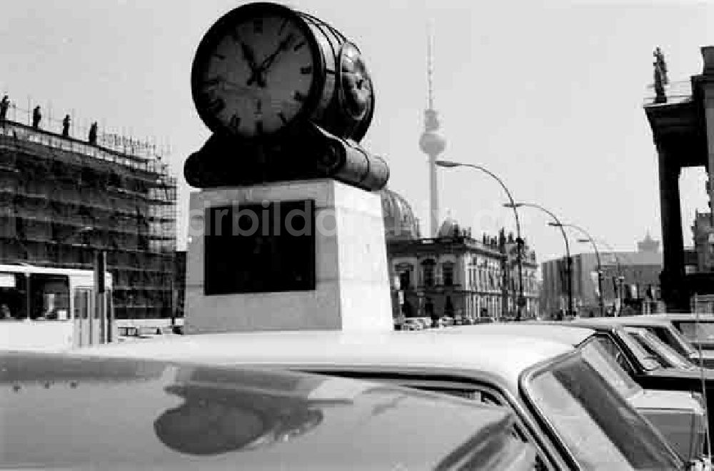 DDR-Bildarchiv: Berlin - Neue Stadtuhr am August-Bebel Platz Berlin Foto: Schmidtke