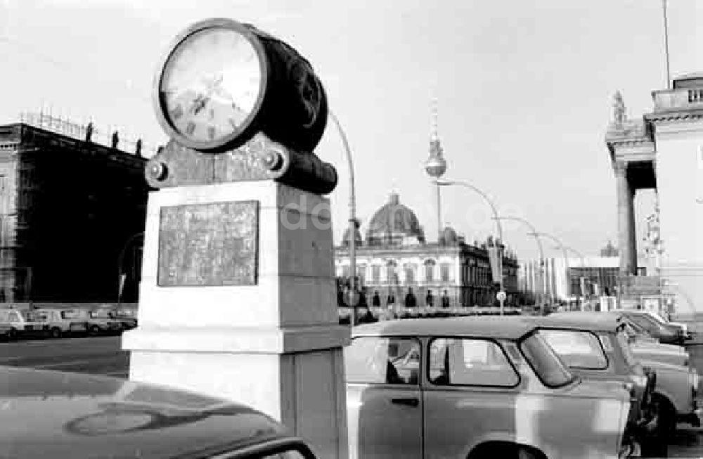 DDR-Fotoarchiv: Berlin - Neue Stadtuhr am August-Bebel Platz Berlin Foto: Schmidtke