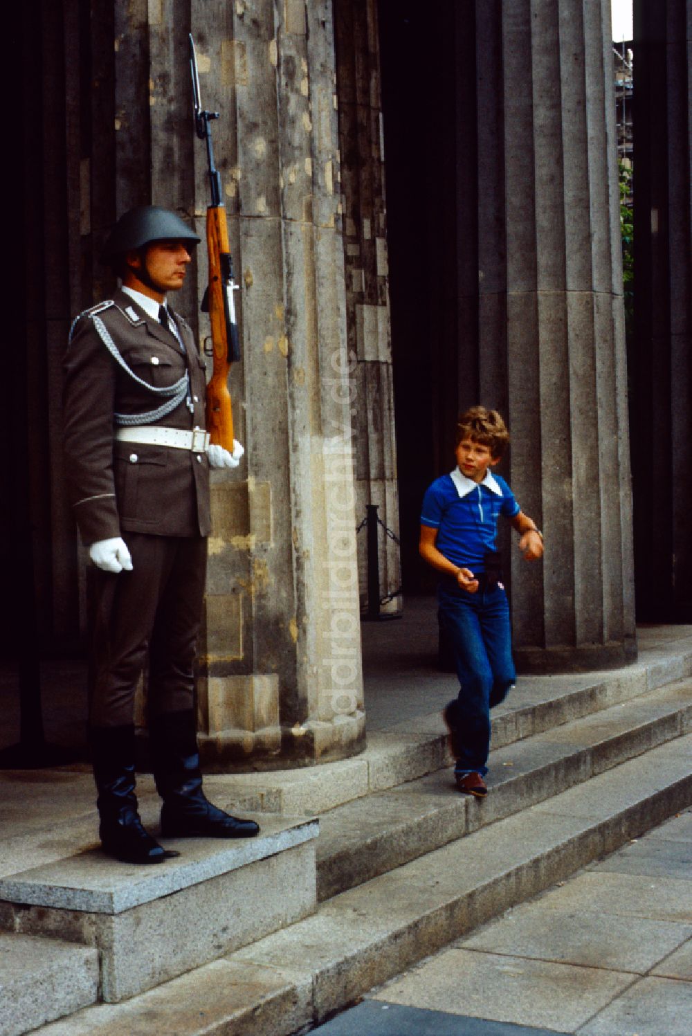 DDR-Fotoarchiv: Berlin - Neue Wache am Boulevard Unter den Linden von Karl Friedrich Schinkel in Berlin in der DDR