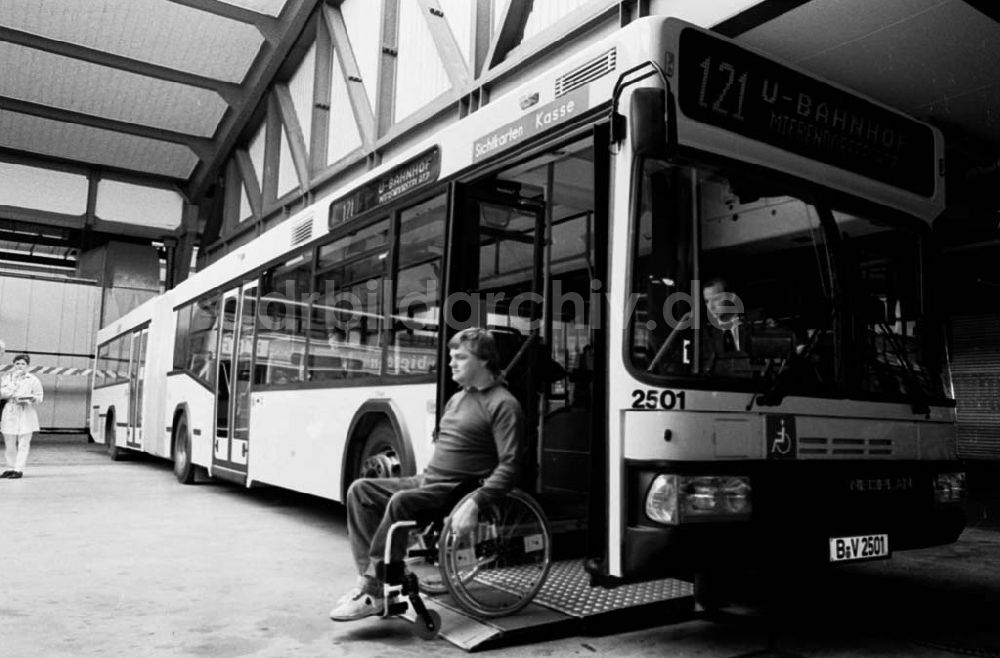 Berlin: Neuer Gelenkbus der BVG 17.08.92 Foto:ND/ Lange Umschlag 1152