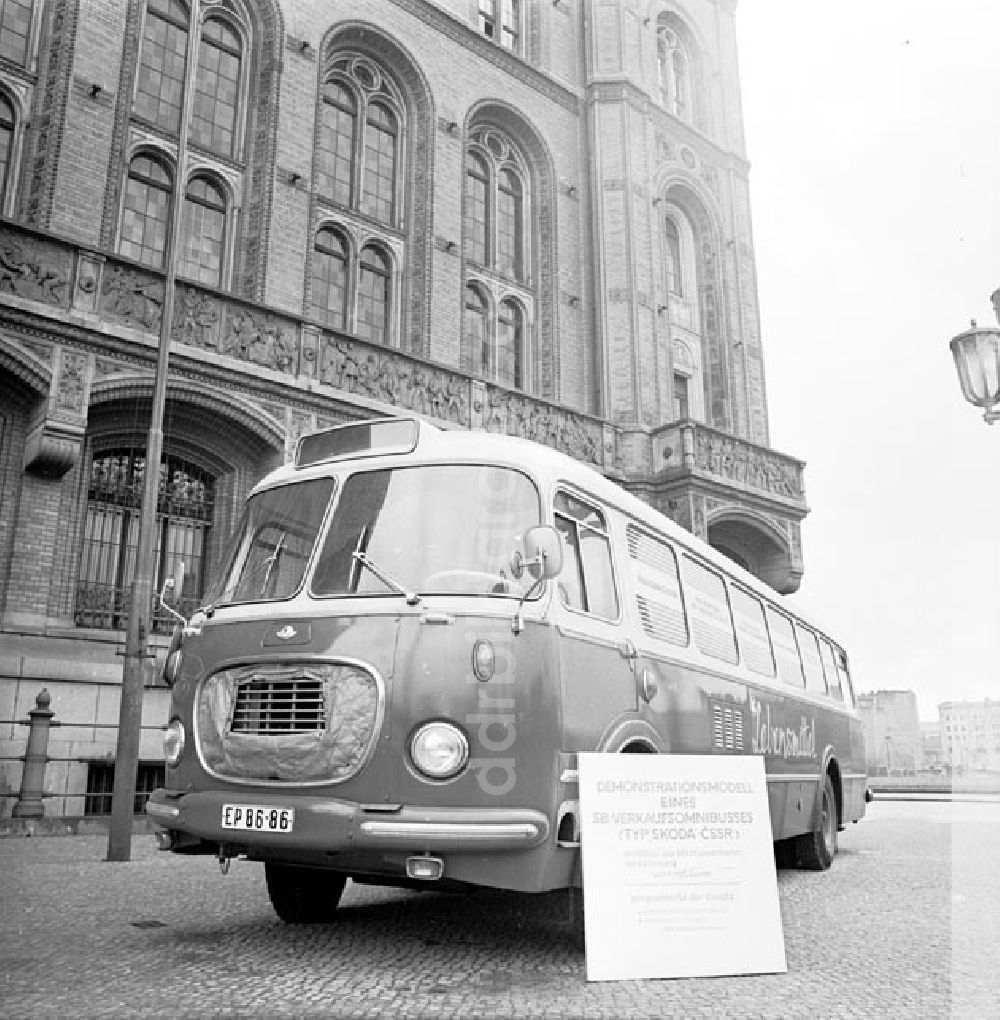 DDR-Fotoarchiv: Berlin - Neuer Versorgungswagen aus der CSSR