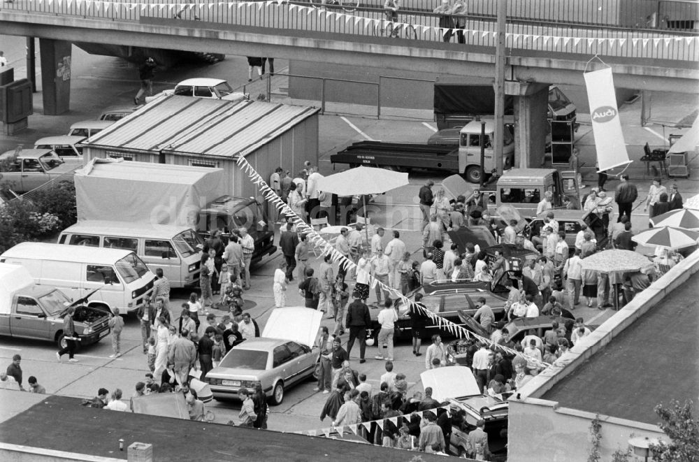 Berlin: Neueröffnung Autohaus in Berlin Alt Friedrichsfelde in der DDR