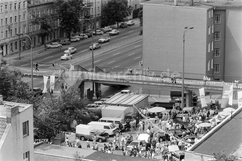 DDR-Bildarchiv: Berlin - Neueröffnung Autohaus in Berlin Alt Friedrichsfelde in der DDR