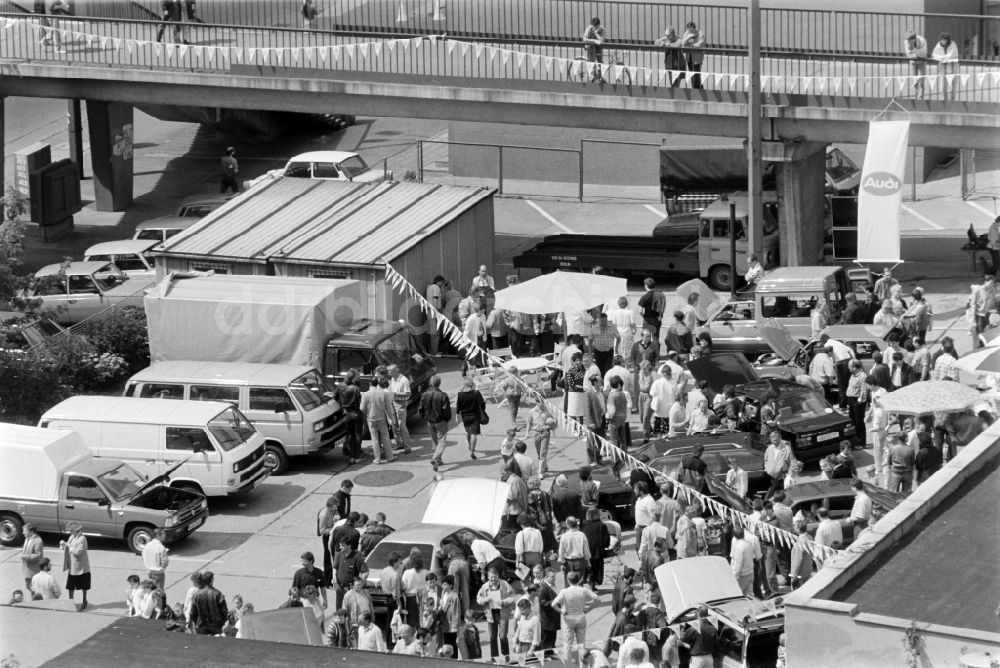 DDR-Fotoarchiv: Berlin - Neueröffnung Autohaus in Berlin Alt Friedrichsfelde in der DDR