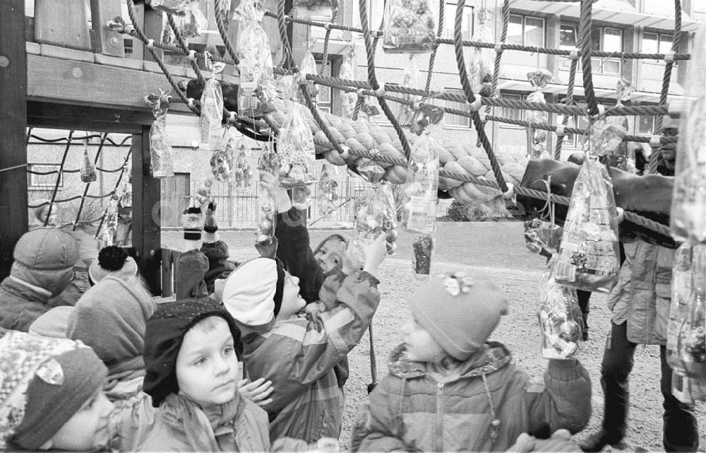 DDR-Fotoarchiv: Berlin - Neueröffnung Kinderspielplatz Berlin-Friedrichshain 17.12.1992