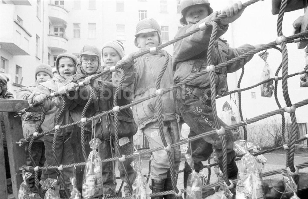 DDR-Bildarchiv: Berlin - Neueröffnung Kinderspielplatz Berlin-Friedrichshain 17.12.1992