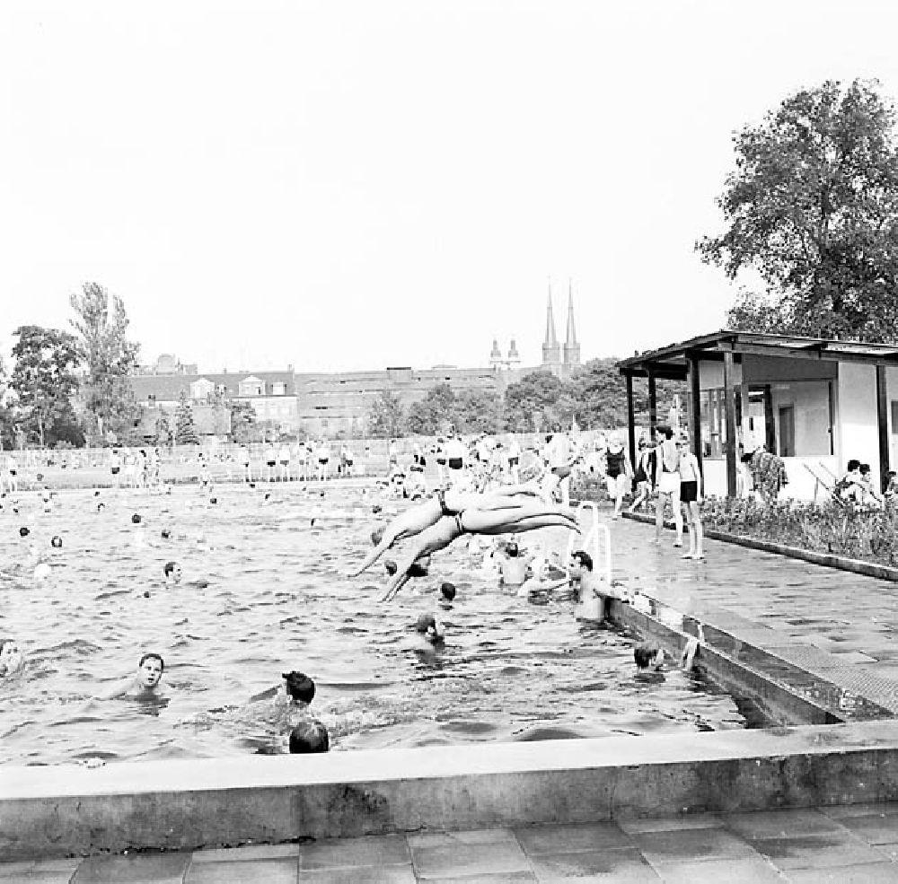 Halle: Neues Leichtathletik Forum an der Robert-Koch-Straße und Solebad Solina in Halle Umschlagnr