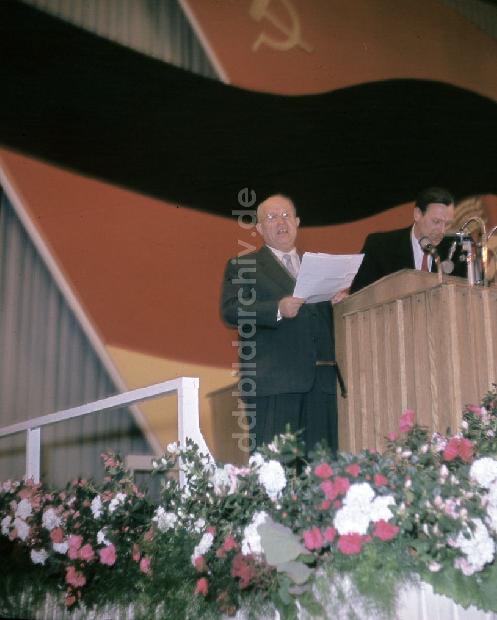 Berlin: Nikita Sergejewitsch Chruschtschow redet anlässlich der Großkundgebung der Nationalen Front der DDR unter dem Motto Im Zeichen der Freundschaft in Berlin in der DDR