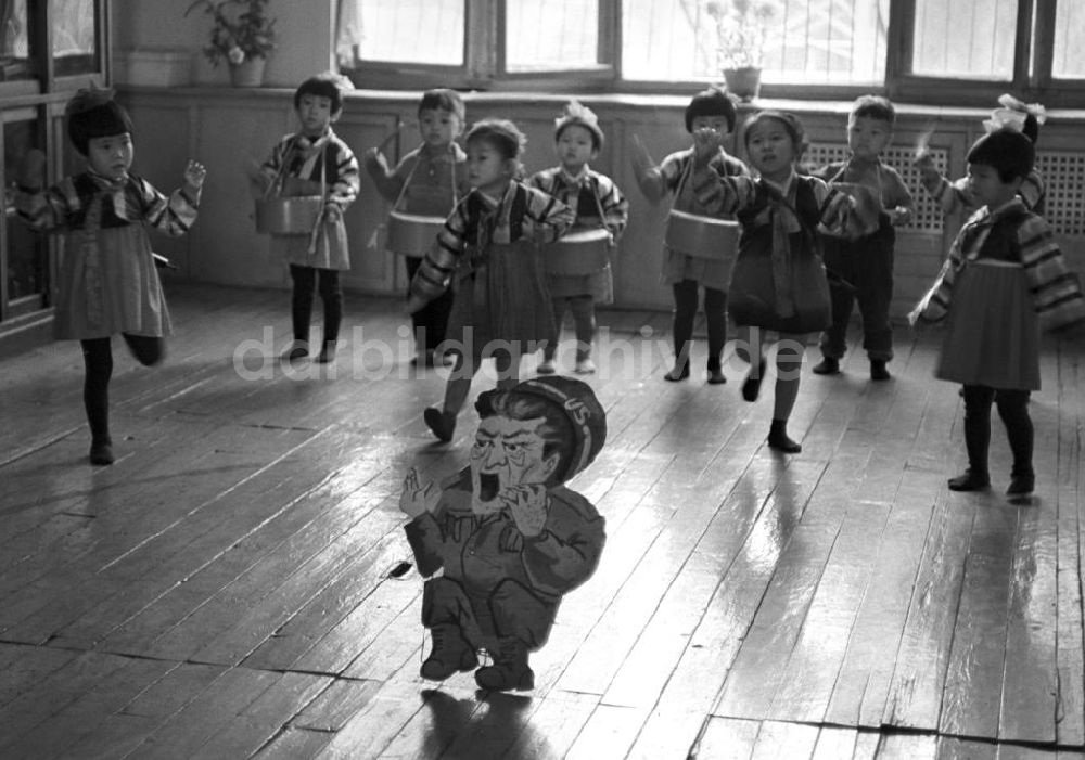 Pjöngjang: Nordkorea historisch - Propaganda im Kindergarten 1971