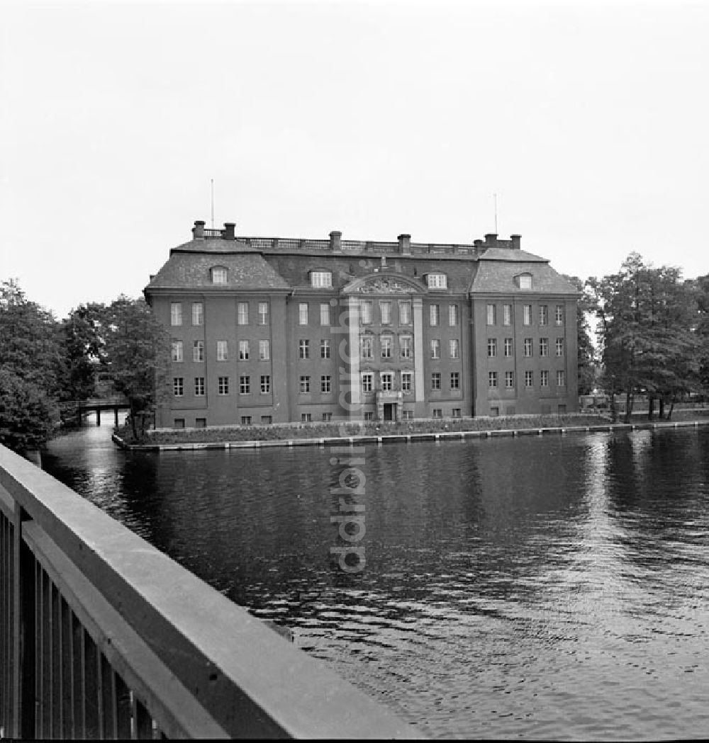 DDR-Fotoarchiv: Berlin - Norwegische Touristen Köpenicker Schloss Foto: Schönfeld