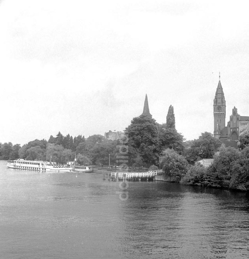 Berlin: Norwegische Touristen Köpenicker Schloss Foto: Schönfeld