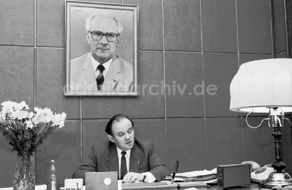 DDR-Fotoarchiv: Berlin - 18.12.1986 Oberbürgermeister Ehard Krack bei der Arbeit.