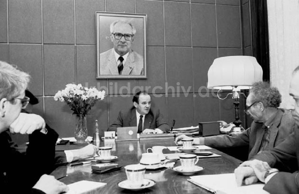 Berlin: 18.12.1986 Oberbürgermeister Ehard Krack bei der Arbeit.