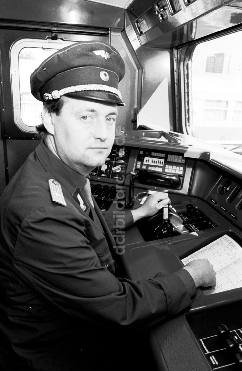 DDR-Bildarchiv: Berlin-Mitte - Oberlockführer Michael Moczynski - Bbw Hbf. Bln. 12.09.89 Foto: ND/ Grahn Umschlagnummer: 1042