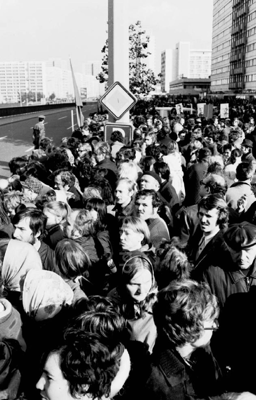 DDR-Fotoarchiv: Berlin - Oktober 1973 Ankunft von Phan van Dong mit anschliessender Rundf