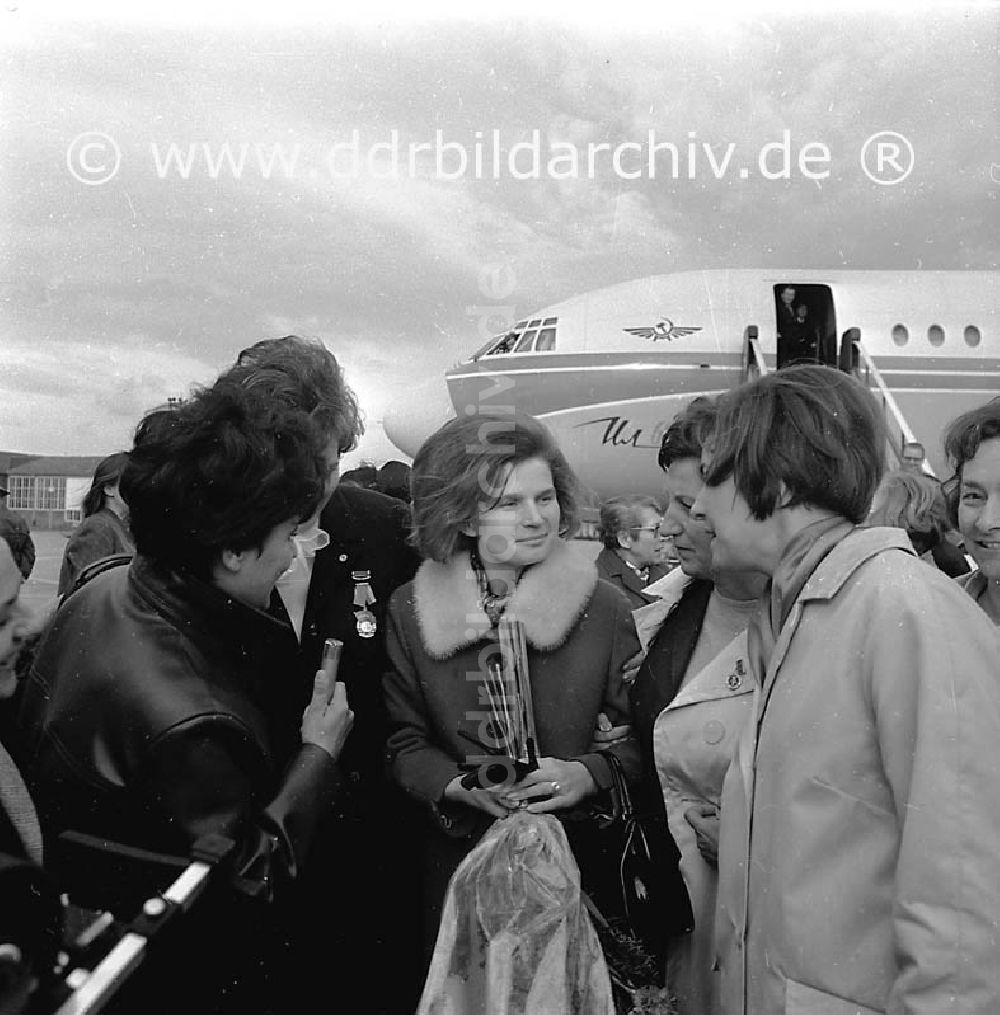 DDR-Fotoarchiv: Berlin - Oktober 1969 Berlin, Ankunft von Valentina Tereschkowa am Zentralflughafen Berlin-Schönefeld.