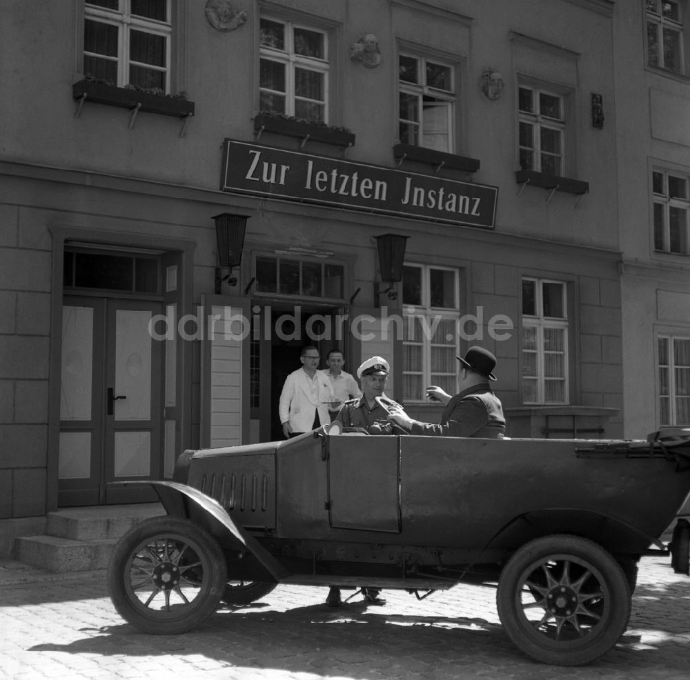 DDR-Bildarchiv: Berlin - Oldtimer F5 des Automobilherstellers MAF vor der Gaststätte Zu letzten Instanz in Ostberlin in der DDR