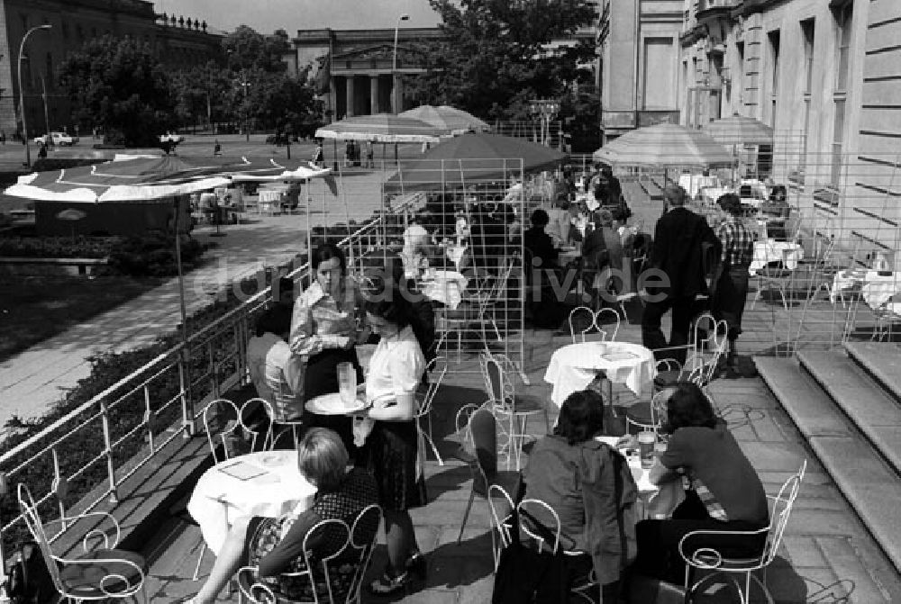 DDR-Fotoarchiv: Berlin - Operncafe Unter Den Linden in der nähe des Brandenburger Tors.