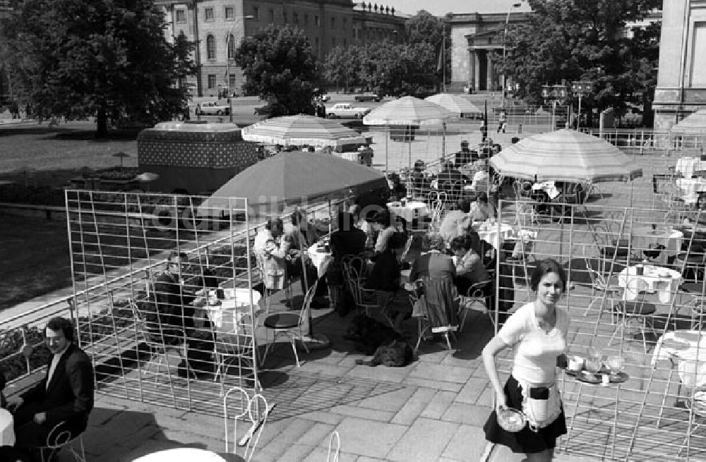 Berlin: Operncafe Unter Den Linden in der nähe des Brandenburger Tors.