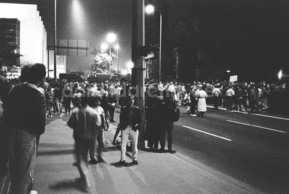 Berlin: Oppositionelle Demonstration mit Straßen- Protest - Unter den Linden in Berlin in der DDR