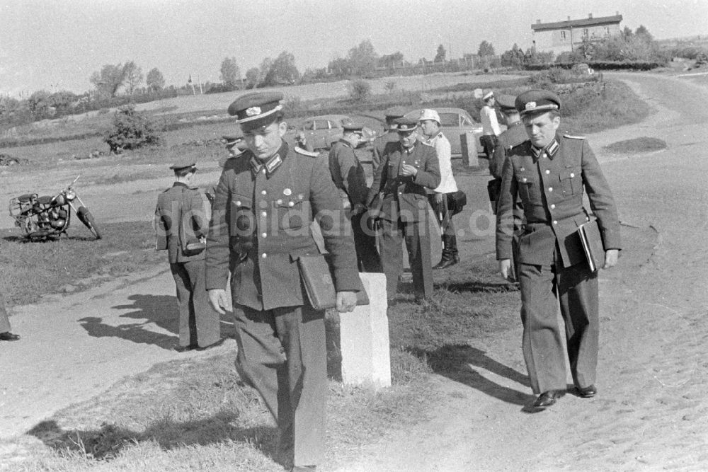 DDR-Fotoarchiv: Berlin - Ortsbegehung zur Vorbereitung der Grenzbefestigung und Mauer in Berlin in der DDR