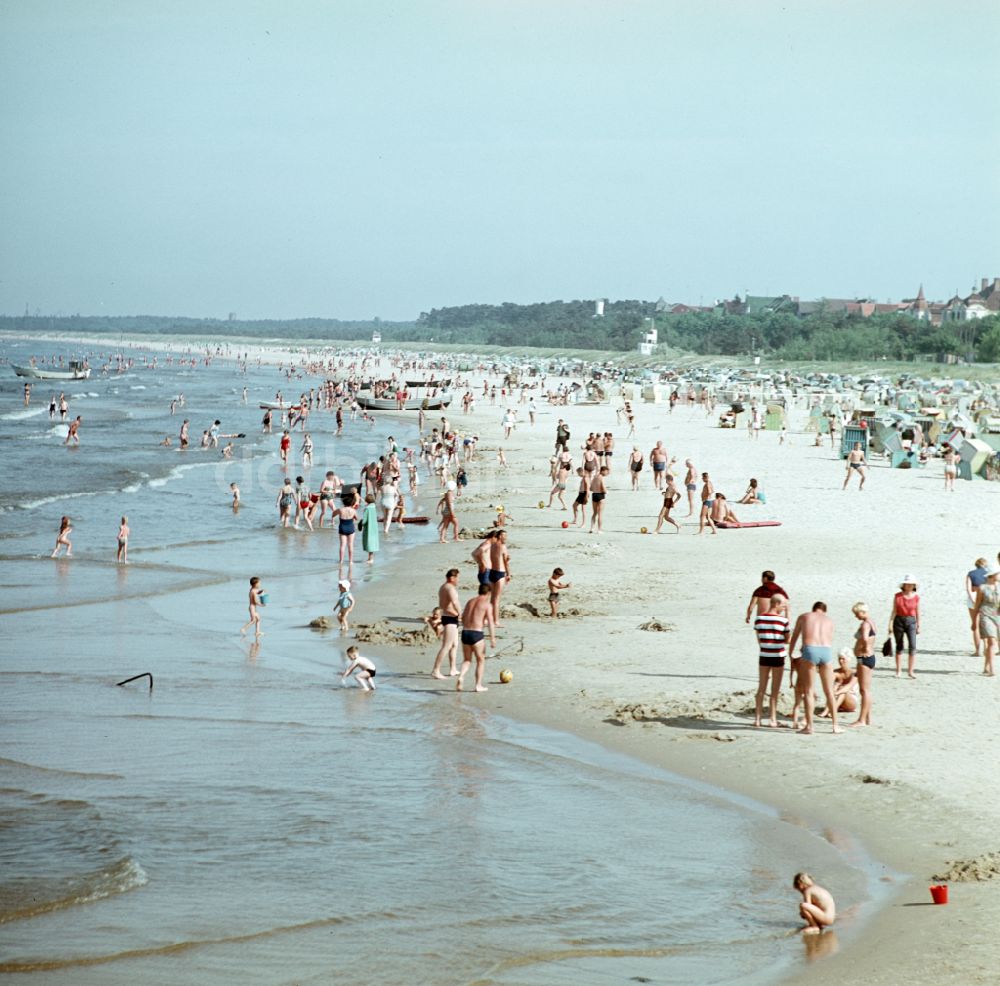 Seebad Ahlbeck: Ostseestrand mit Badegästen und Urlaubern in Seebad Ahlbeck in der DDR