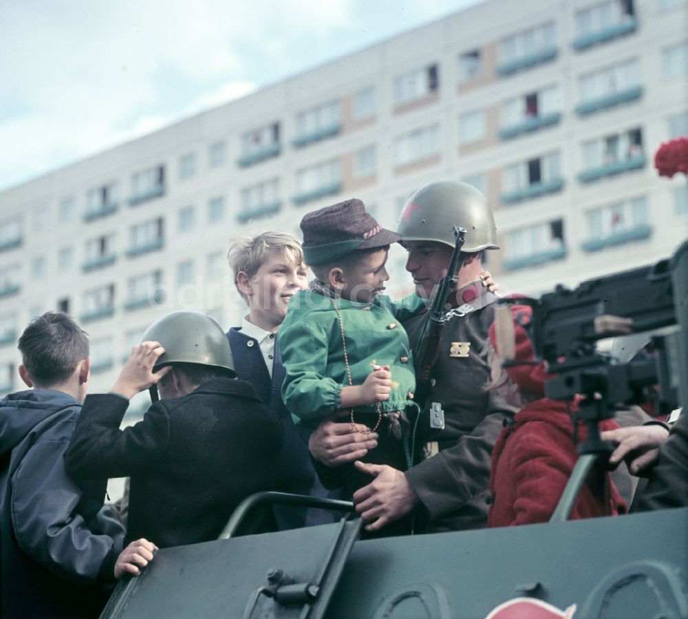 DDR-Fotoarchiv: Berlin - Paradefahrt von Militärtechnik Schützenpanzerwagen SPW BRDM-1 in Berlin in der DDR